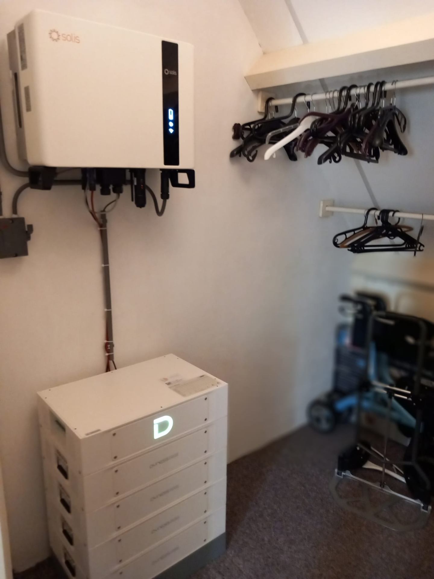 Solis omvormer met Dyness thuisbatterij in een berging