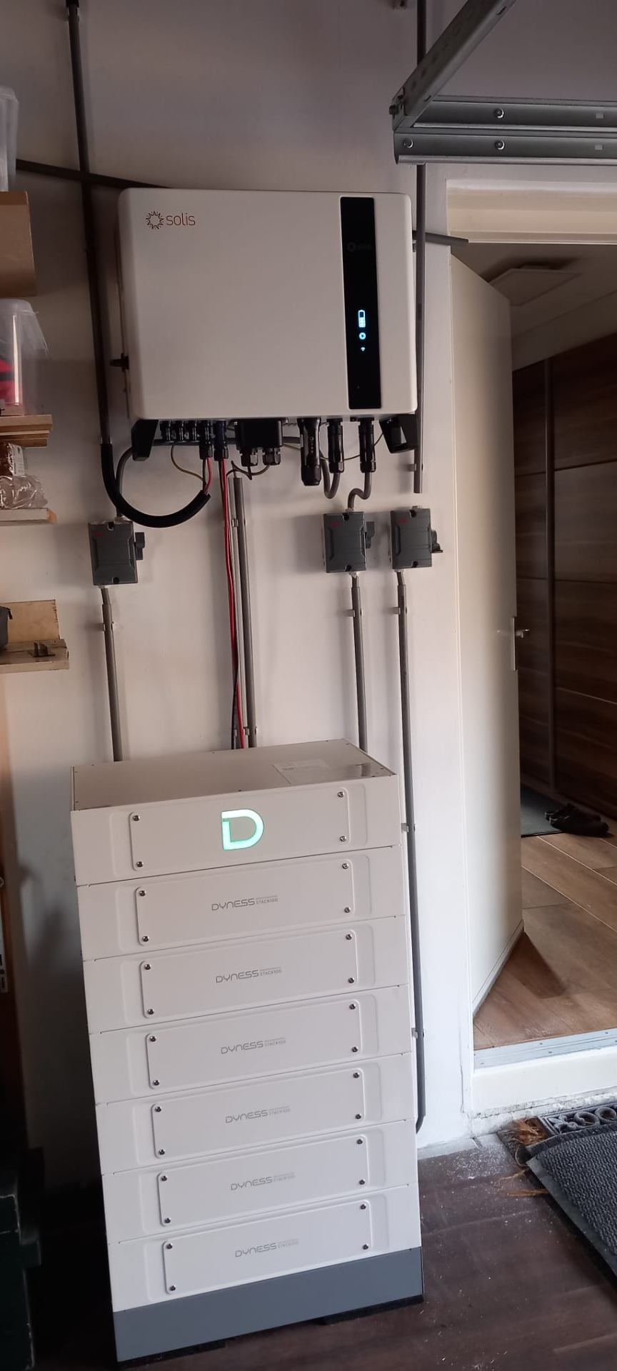 Solis omvormer met grote Dyness accustack in een garage