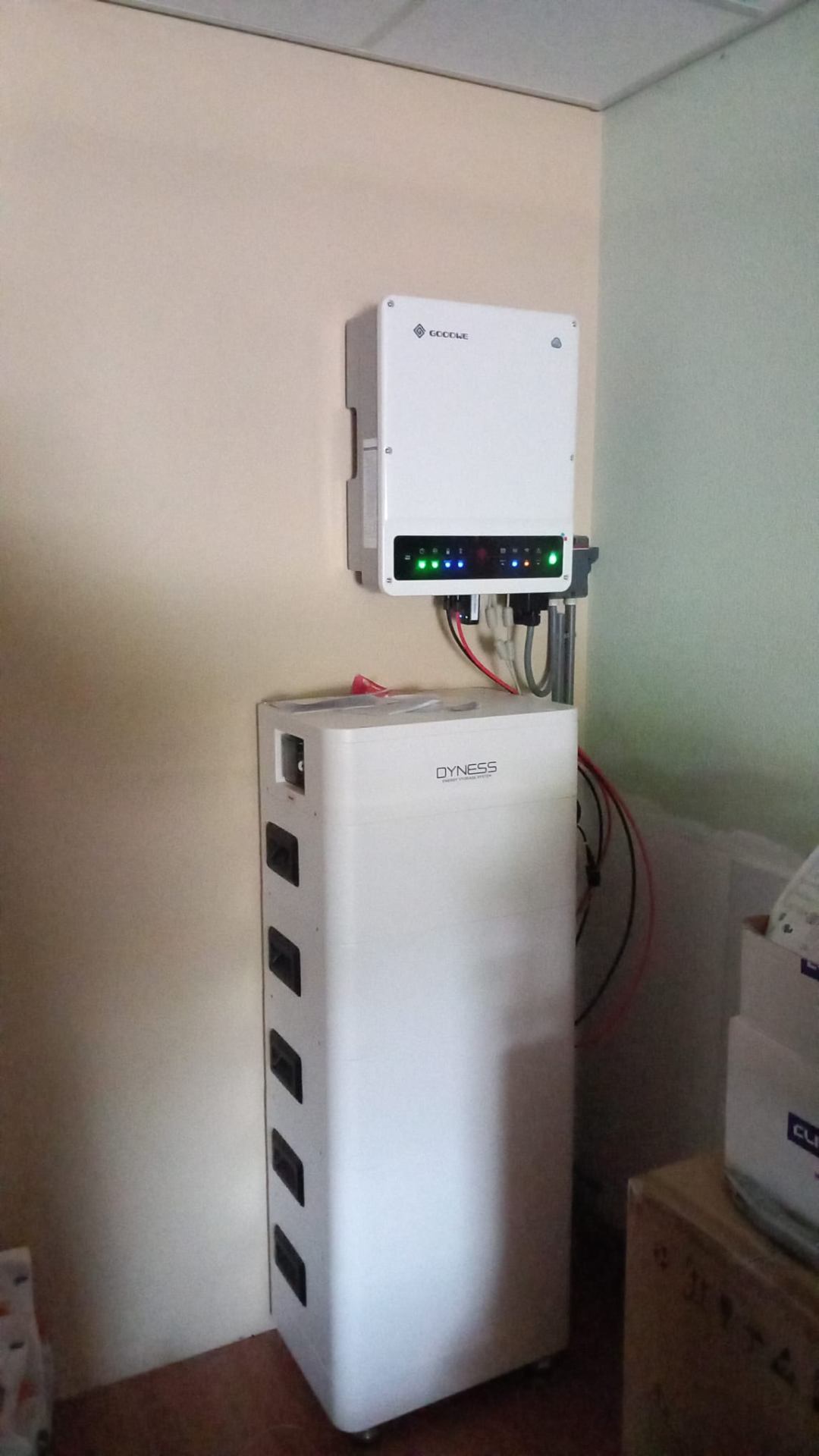 Goodwe omvormer met Dyness thuisbatterij in een technische ruimte